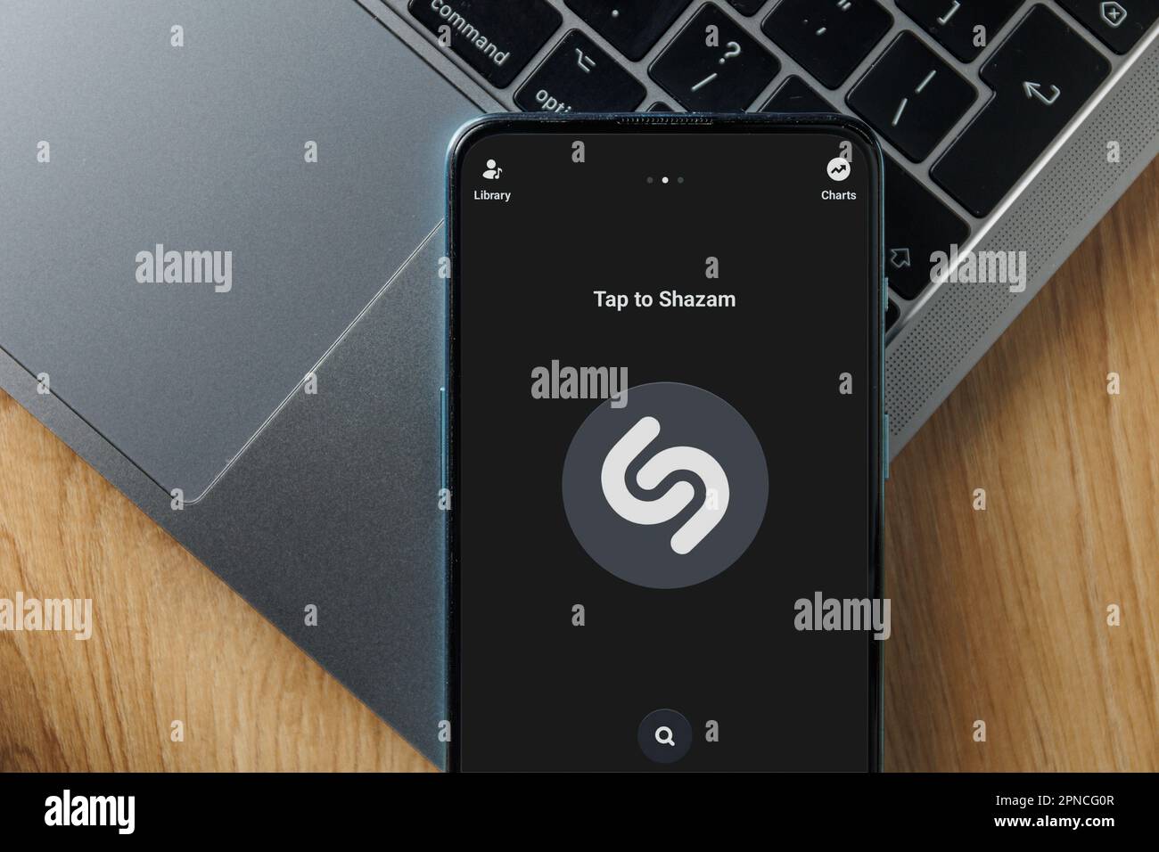 Application Shazam sur l'écran du smartphone Banque D'Images