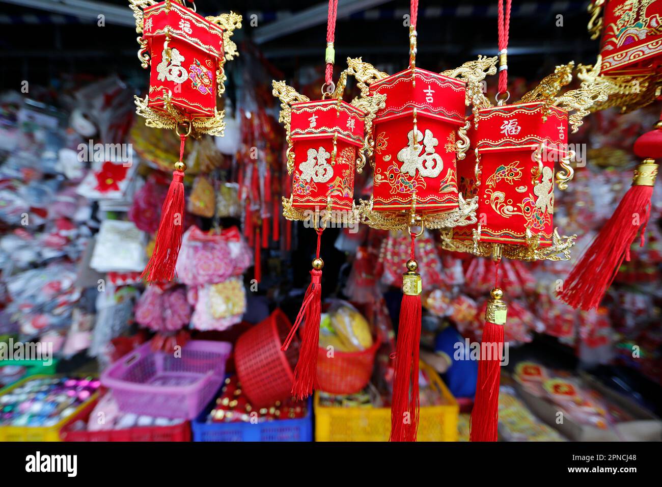 Décorations pour le nouvel an vietnamien et chinois dans un magasin de Cholon, le quartier des chines. Ho Chi Minh ville. Vietnam. Banque D'Images