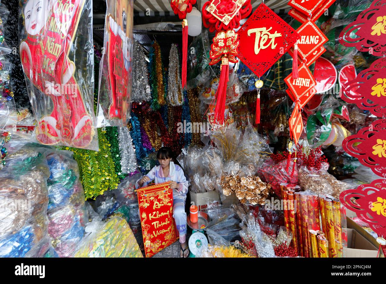 Décorations pour le nouvel an vietnamien et chinois dans un magasin de Cholon, le quartier des chines. Ho Chi Minh ville. Vietnam. Banque D'Images