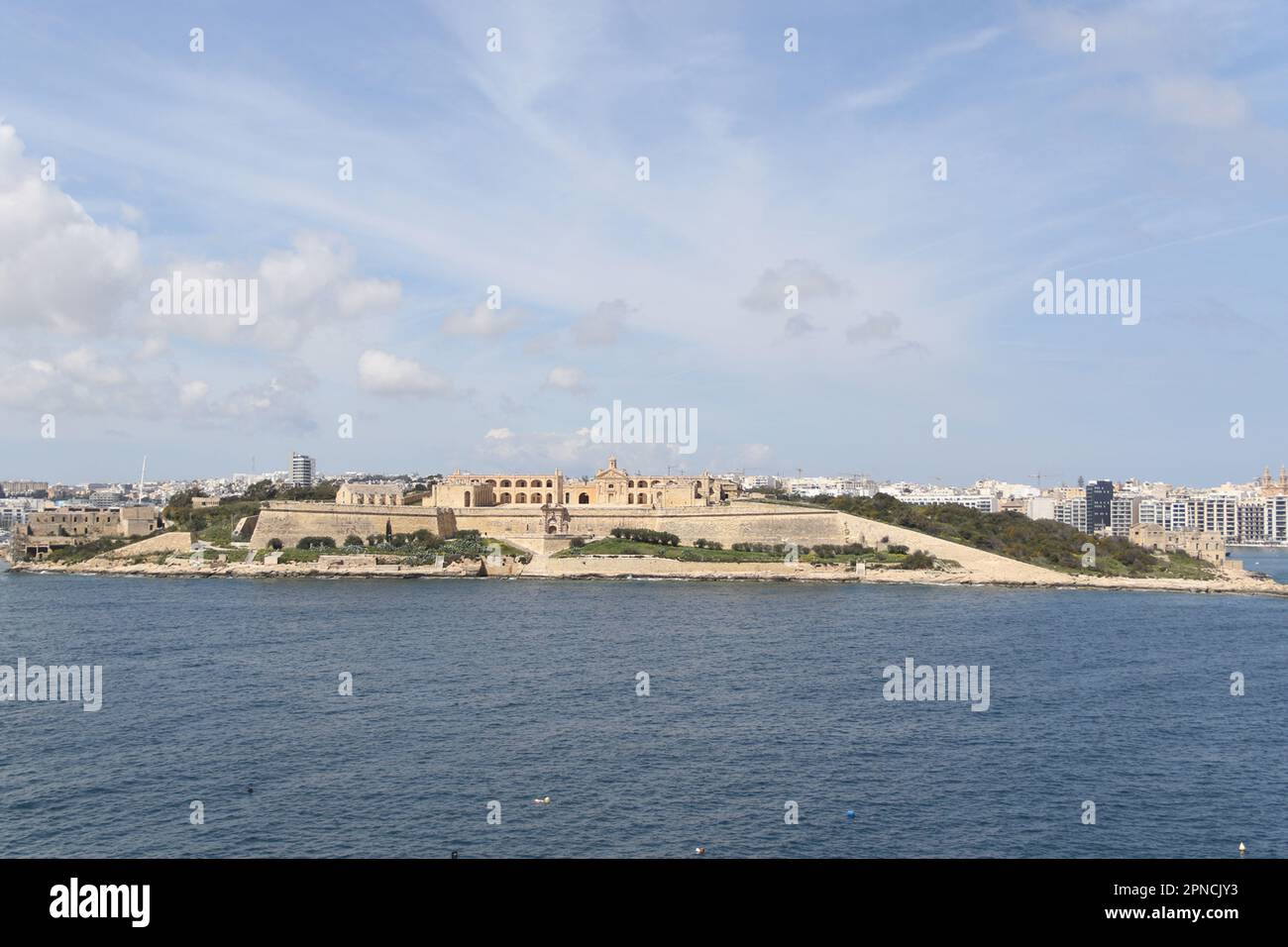 Fort Manoel est un fort d'étoiles sur l'île de Manoel à Gżira, Malte. Il a été construit au 18th siècle par l'ordre de Saint Jean, sous le règne du Grand Maître António Manoel de Vilhena, d'après lequel il est nommé. Fort Manoel est situé au nord-ouest de la Valette, et commande le port de Marsamxett et l'ancrage de Sliema Creek. Le fort est un exemple d'architecture baroque. Bateaux touristiques de plaisance Prenez des excursions pour voir le fort. Banque D'Images