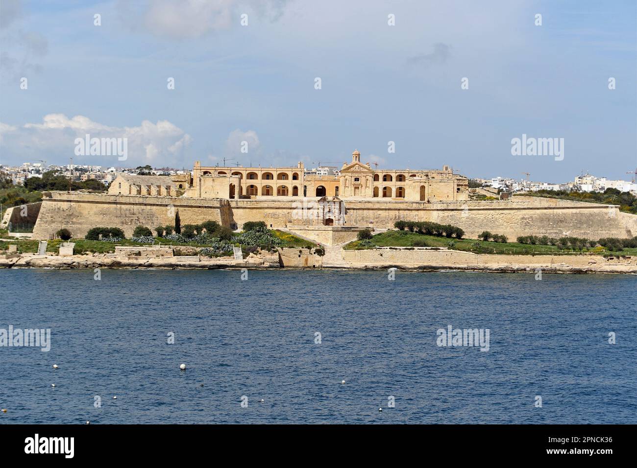 Fort Manoel est un fort d'étoiles sur l'île de Manoel à Gżira, Malte. Il a été construit au 18th siècle par l'ordre de Saint Jean, sous le règne du Grand Maître António Manoel de Vilhena, d'après lequel il est nommé. Fort Manoel est situé au nord-ouest de la Valette, et commande le port de Marsamxett et l'ancrage de Sliema Creek. Le fort est un exemple d'architecture baroque. Bateaux touristiques de plaisance Prenez des excursions pour voir le fort. Banque D'Images