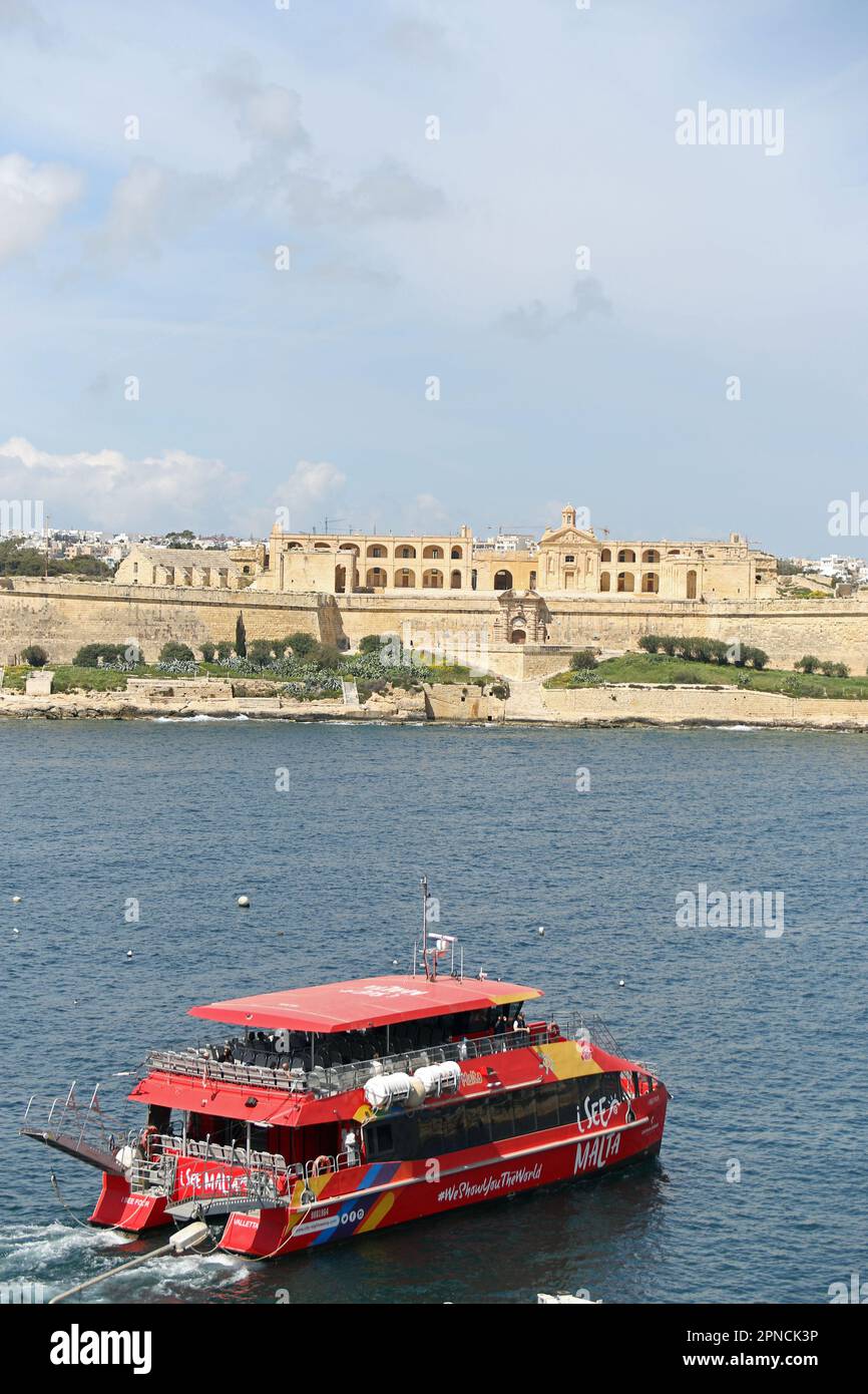 Fort Manoel est un fort d'étoiles sur l'île de Manoel à Gżira, Malte. Il a été construit au 18th siècle par l'ordre de Saint Jean, sous le règne du Grand Maître António Manoel de Vilhena, d'après lequel il est nommé. Fort Manoel est situé au nord-ouest de la Valette, et commande le port de Marsamxett et l'ancrage de Sliema Creek. Le fort est un exemple d'architecture baroque. Bateaux touristiques de plaisance Prenez des excursions pour voir le fort. Banque D'Images