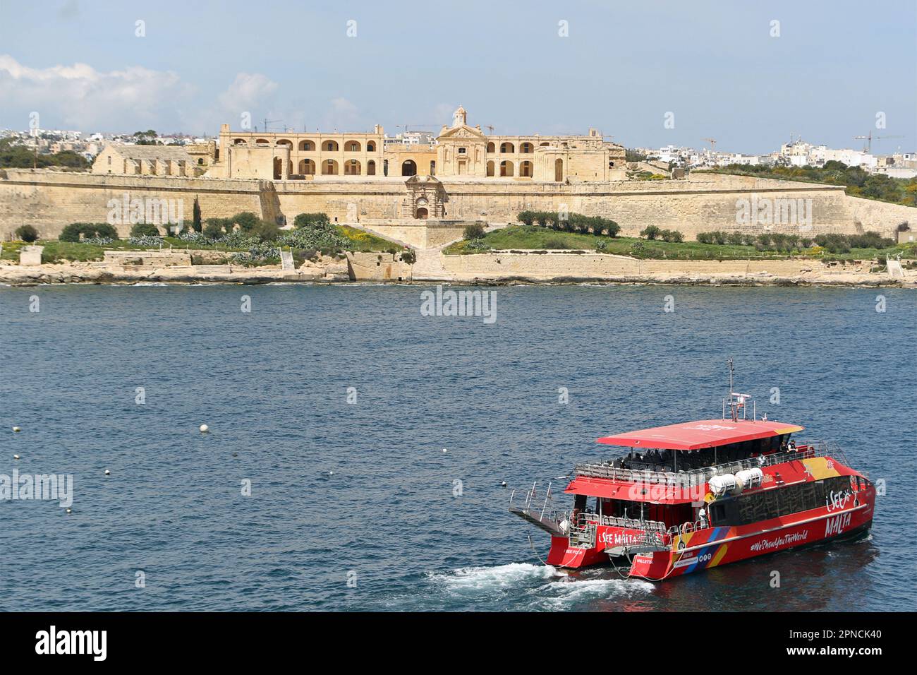 Fort Manoel est un fort d'étoiles sur l'île de Manoel à Gżira, Malte. Il a été construit au 18th siècle par l'ordre de Saint Jean, sous le règne du Grand Maître António Manoel de Vilhena, d'après lequel il est nommé. Fort Manoel est situé au nord-ouest de la Valette, et commande le port de Marsamxett et l'ancrage de Sliema Creek. Le fort est un exemple d'architecture baroque. Bateaux touristiques de plaisance Prenez des excursions pour voir le fort. Banque D'Images