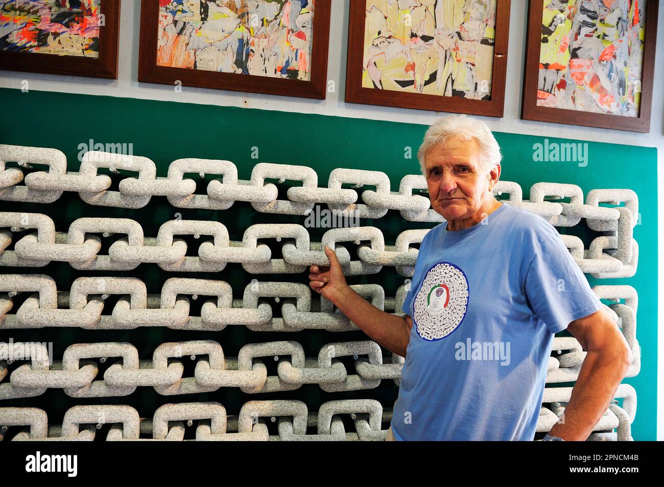 Giuseppe Lusetti, artiste sculpteur, a créé à partir d'un seul bloc une chaîne de 240 maillons d'environ 30 mètres de long, qui est entré dans le Livre Guinness de R Banque D'Images