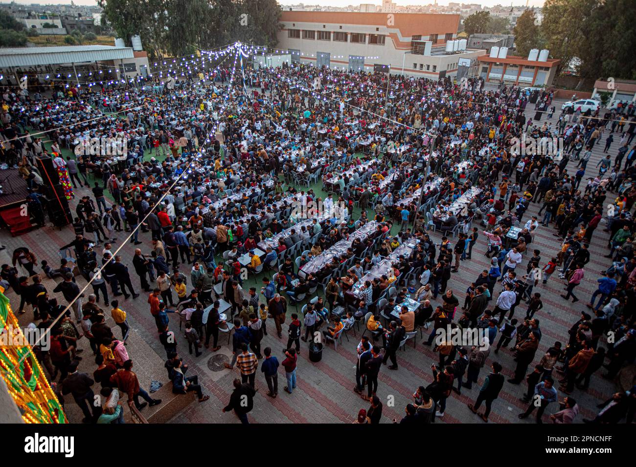 Gaza, Palestine. 17th avril 2023. Les familles palestiniennes mangent un repas Iftar commun pendant le mois Saint du Ramadan avec leurs voisins, amis et parents à Khan Yunis, dans le sud de la bande de Gaza. Crédit : SOPA Images Limited/Alamy Live News Banque D'Images