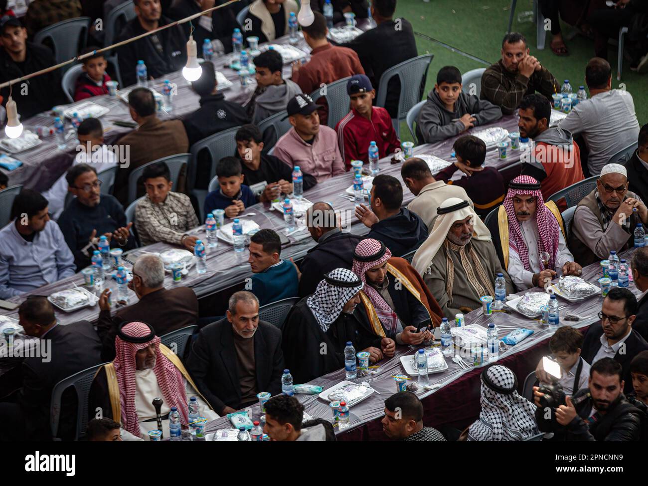 Gaza, Palestine. 17th avril 2023. Les familles palestiniennes mangent un repas Iftar commun pendant le mois Saint du Ramadan avec leurs voisins, amis et parents à Khan Yunis, dans le sud de la bande de Gaza. (Photo de Yousef Masoud/SOPA Images/Sipa USA) crédit: SIPA USA/Alay Live News Banque D'Images