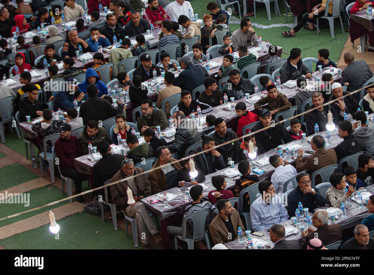 Gaza, Palestine. 17th avril 2023. Les familles palestiniennes mangent un repas Iftar commun pendant le mois Saint du Ramadan avec leurs voisins, amis et parents à Khan Yunis, dans le sud de la bande de Gaza. (Photo de Yousef Masoud/SOPA Images/Sipa USA) crédit: SIPA USA/Alay Live News Banque D'Images