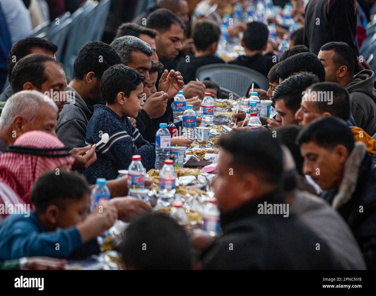 Gaza, Palestine. 17th avril 2023. Les familles palestiniennes mangent un repas Iftar commun pendant le mois Saint du Ramadan avec leurs voisins, amis et parents à Khan Yunis, dans le sud de la bande de Gaza. (Photo de Yousef Masoud/SOPA Images/Sipa USA) crédit: SIPA USA/Alay Live News Banque D'Images