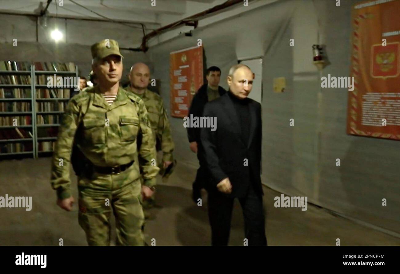 Région de Lugansk, Ukraine. 18th avril 2023. Une capture d'écran publiée par le bureau de presse présidentiel russe sur 18 avril 2023 montrant le président russe Vladimir Poutine, à droite, escorté par le colonel-général Yevgeny Nikiforov, à gauche, avant une réunion au siège du groupement tactique de la Garde nationale, 17 avril 2023, dans la République populaire de Lugansk occupée d'Ukraine. Credit: Gavriil Grigorov/Kremlin Pool/Alamy Live News Banque D'Images