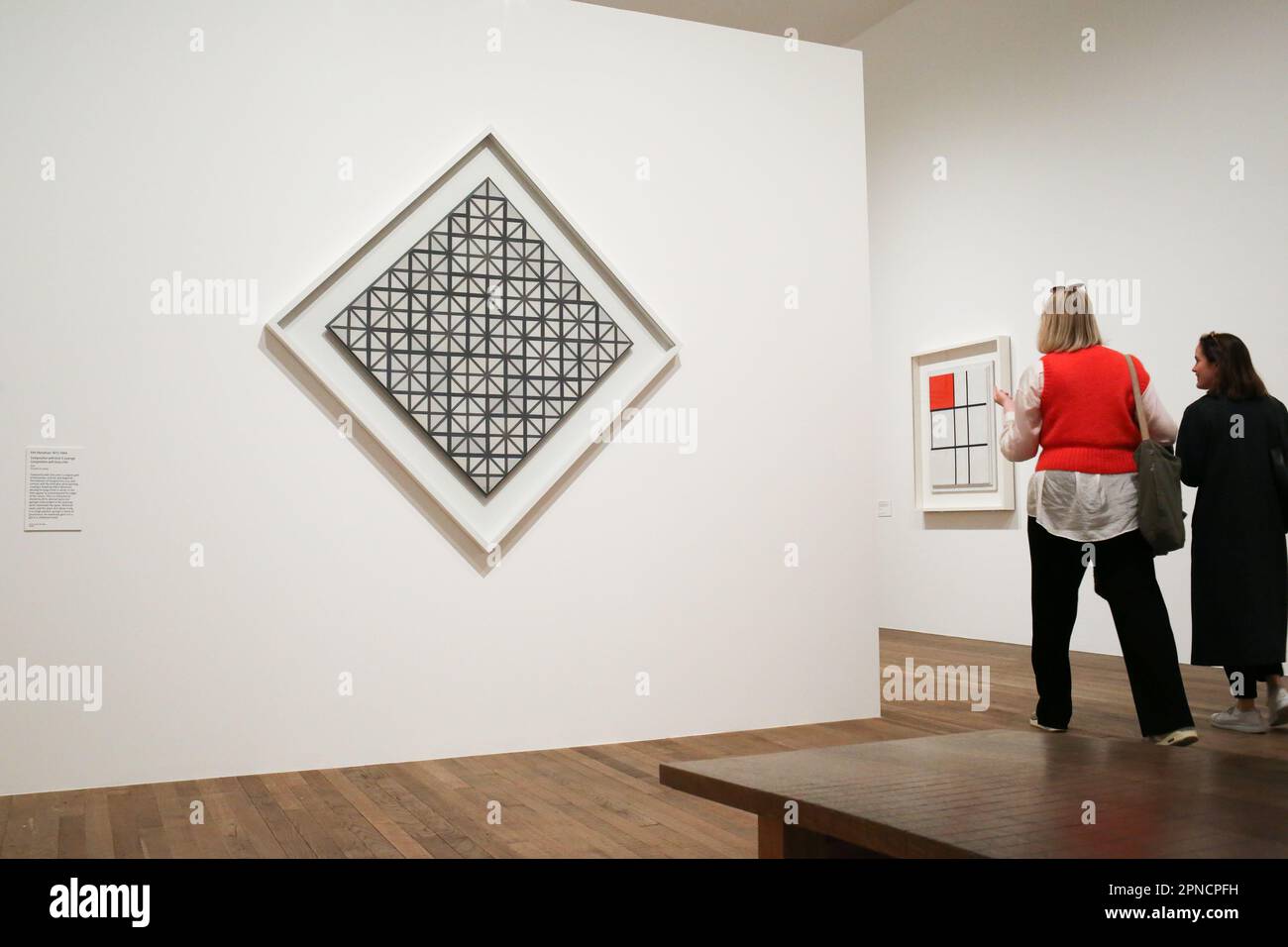 Londres, Royaume-Uni. 18 avril 2023. La « composition avec des lignes grises » de Piet Mondrian exposée au Tate Modern dans le cadre de l’exposition « formes de vie » de Hilma AF Klint et de Piet Mondrian. Crédit : Katie Collins/EMPICS/Alamy Live News Banque D'Images