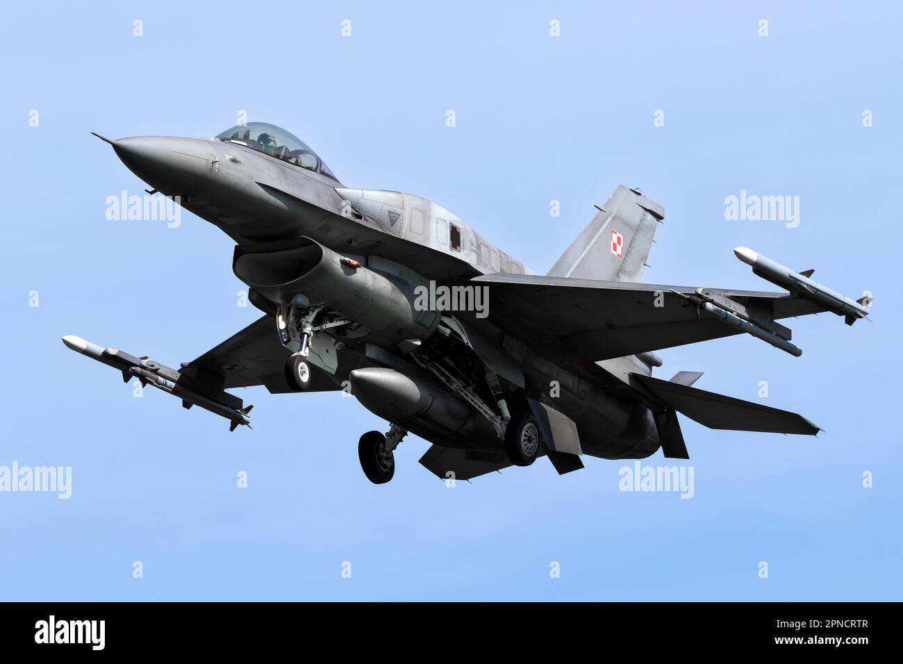 Un avion de chasse F-16 de la Force aérienne polonaise en approche finale à la base aérienne de Leeuwarden. Leeuwarden, pays-Bas - 19 avril 2018 Banque D'Images
