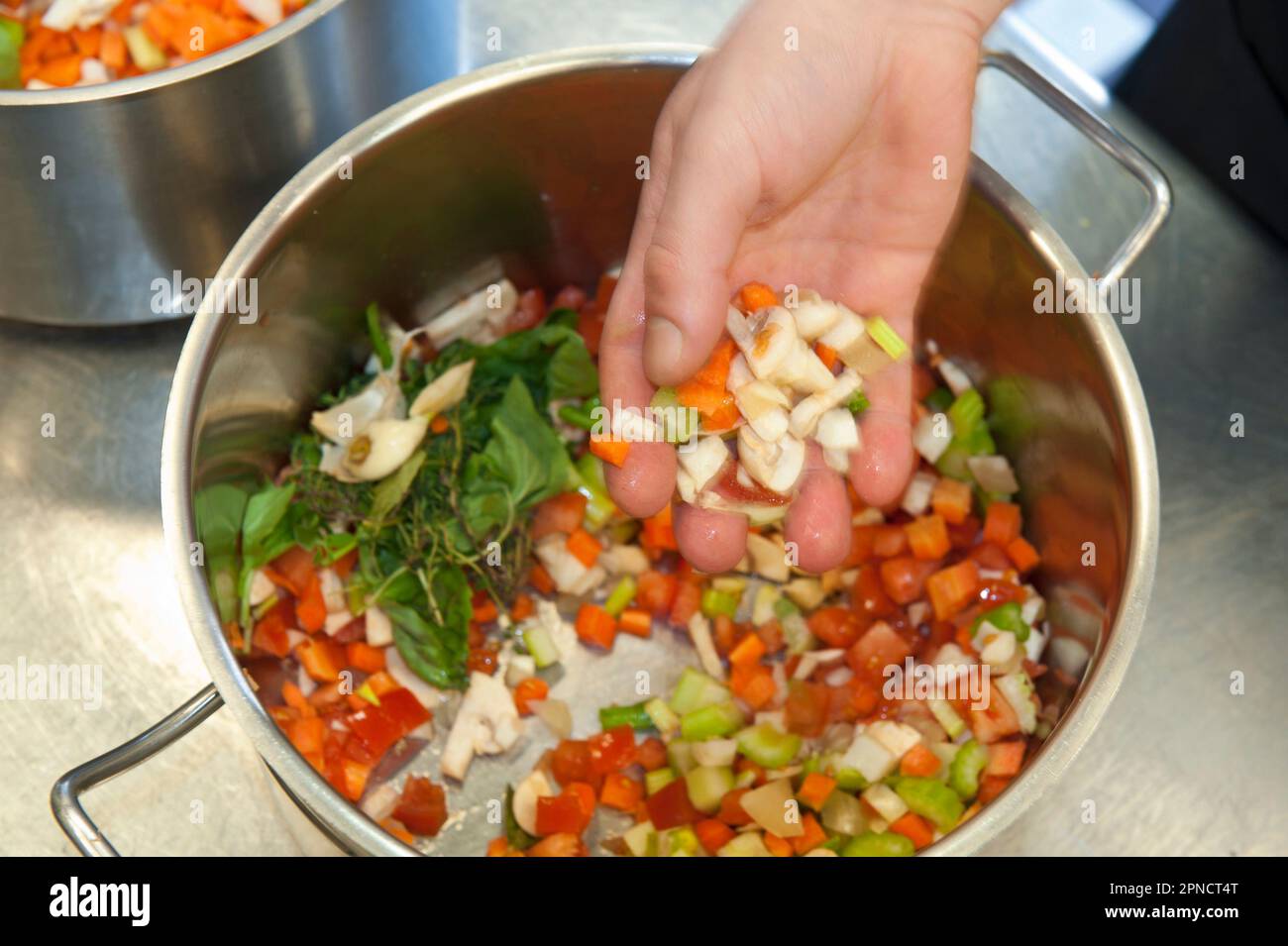 Préparation de légumes sautés. Italie Banque D'Images