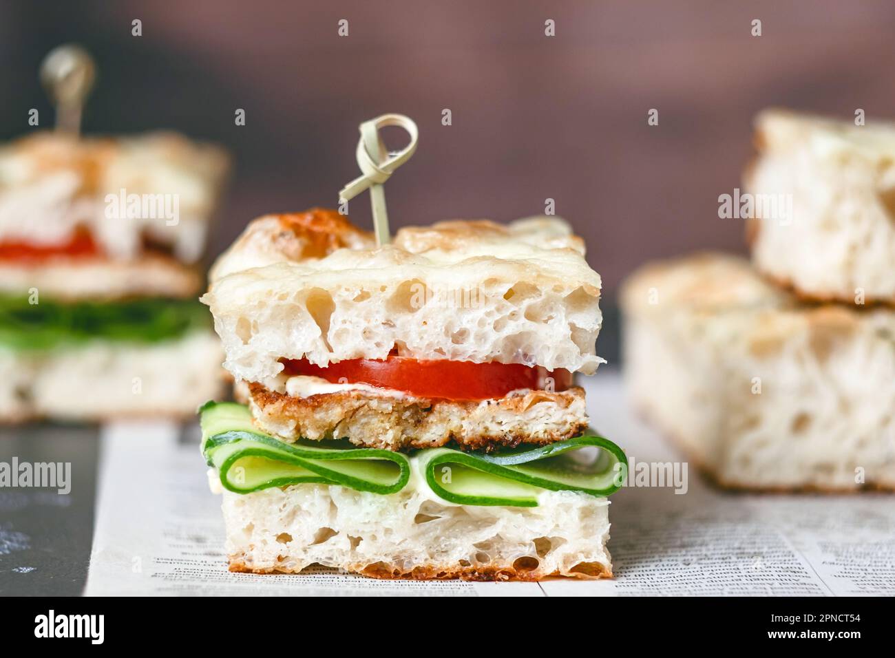 Sandwich focaccia italien frais avec poulet grillé et légumes. Banque D'Images
