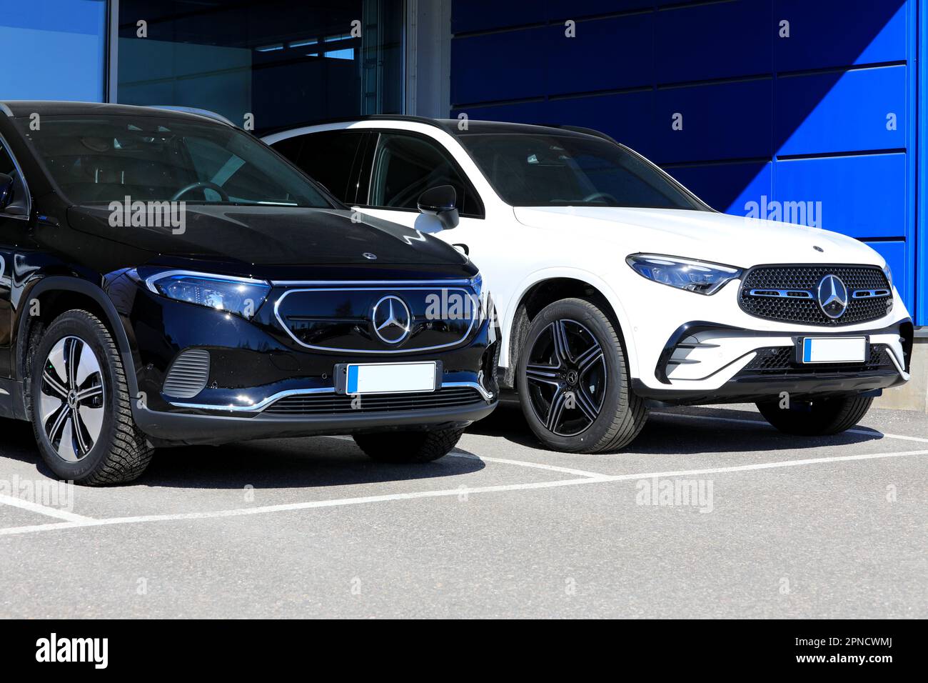 Vus électrique à batterie Mercedes-Benz EQA 250 noir année 2023 et nouveau vus Mercedes-Benz 4MATIC blanc avec gril diamant. Salo, Finlande. 10 avril 2023. Banque D'Images