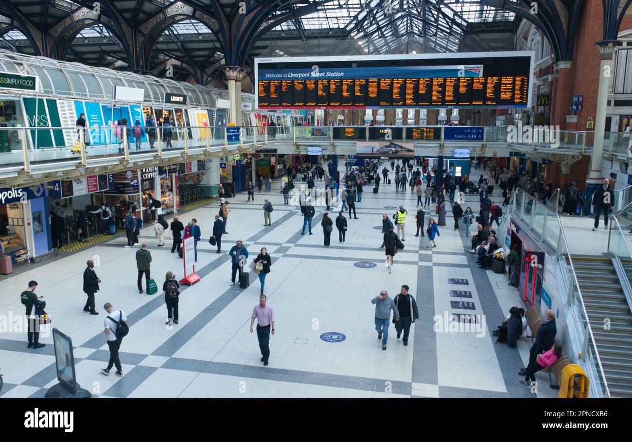 Le Concourse principal à la gare de Liverpool Street, Londres, Royaume-Uni Banque D'Images