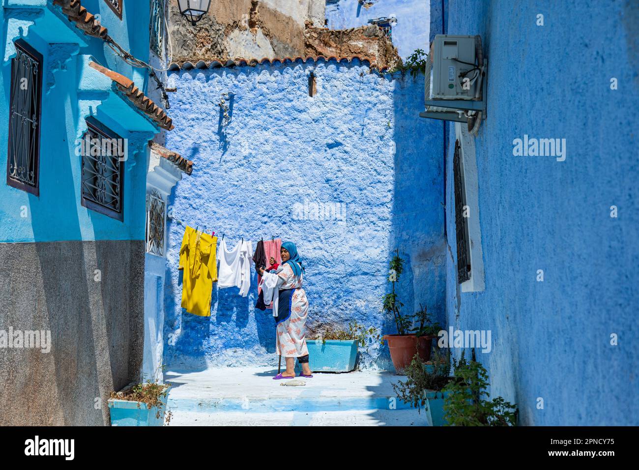 Chefchaouen, Maroc 2022: Ville bleue avec des rues étroites et colorées uniques, attraction touristique populaire. Murs et bâtiments traditionnels lavés en bleu Banque D'Images