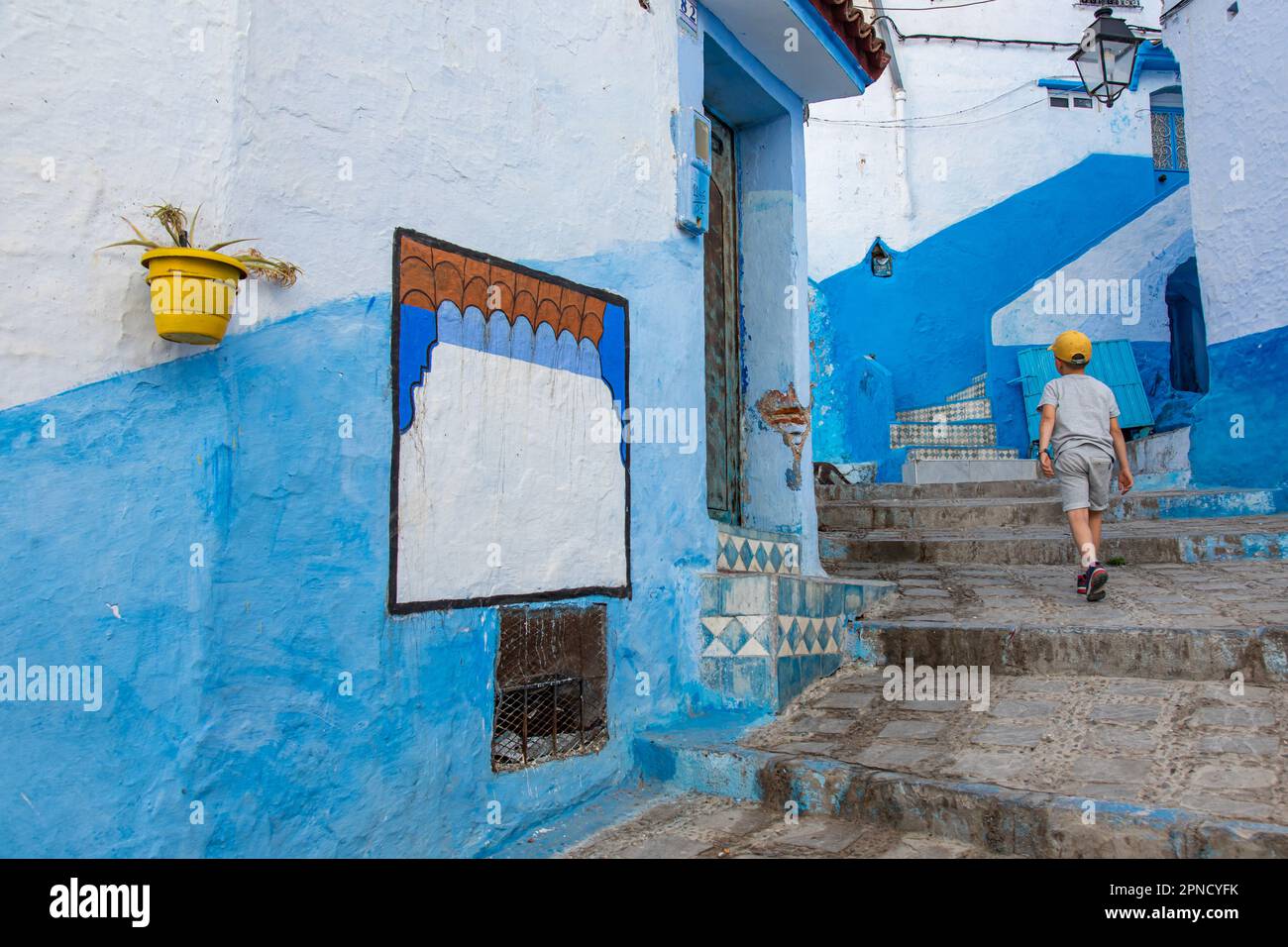 Chefchaouen, Maroc 2022: Ville bleue avec des rues étroites et colorées uniques, attraction touristique populaire. Murs et bâtiments traditionnels lavés en bleu Banque D'Images