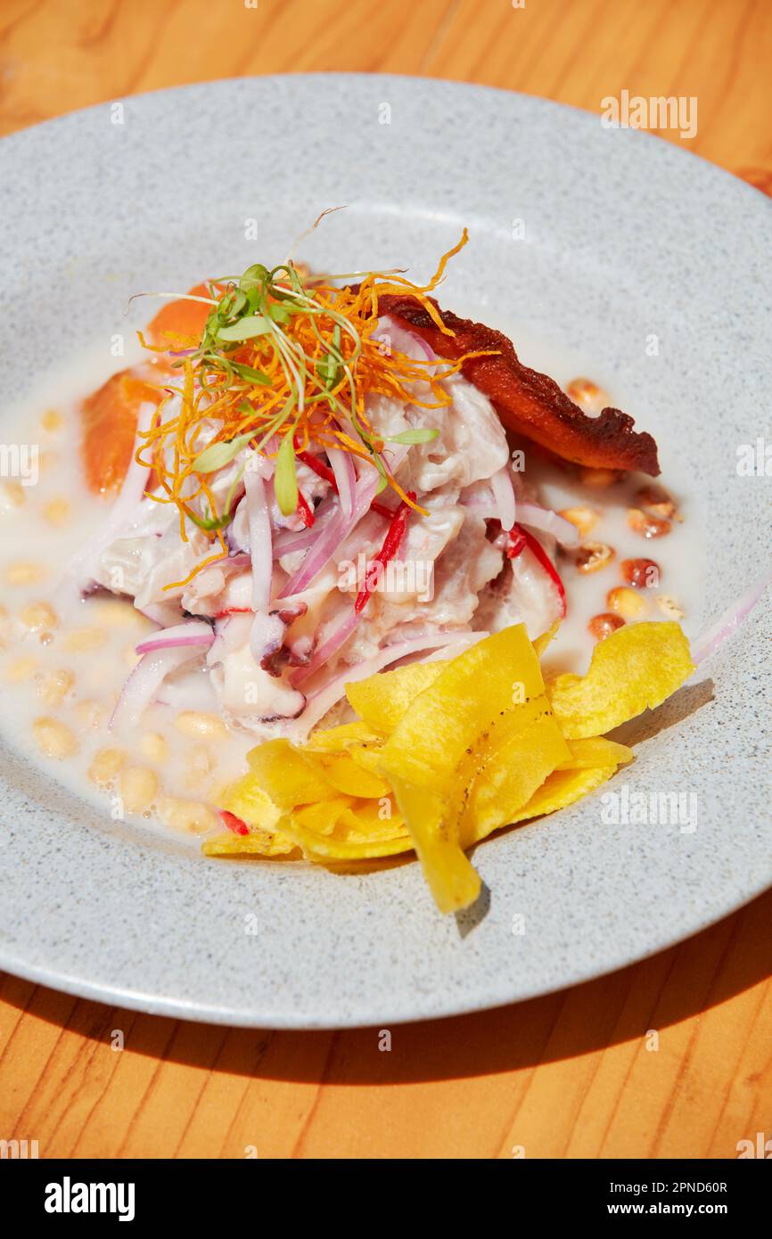 Un plat traditionnel 'ceviche' servi dans un restaurant à Chiclayo, au Pérou. Banque D'Images