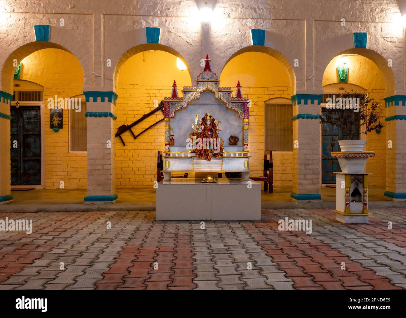 Une structure architecturale extérieure avec un temple orné situé sous une série d'ouvertures voûtées Banque D'Images