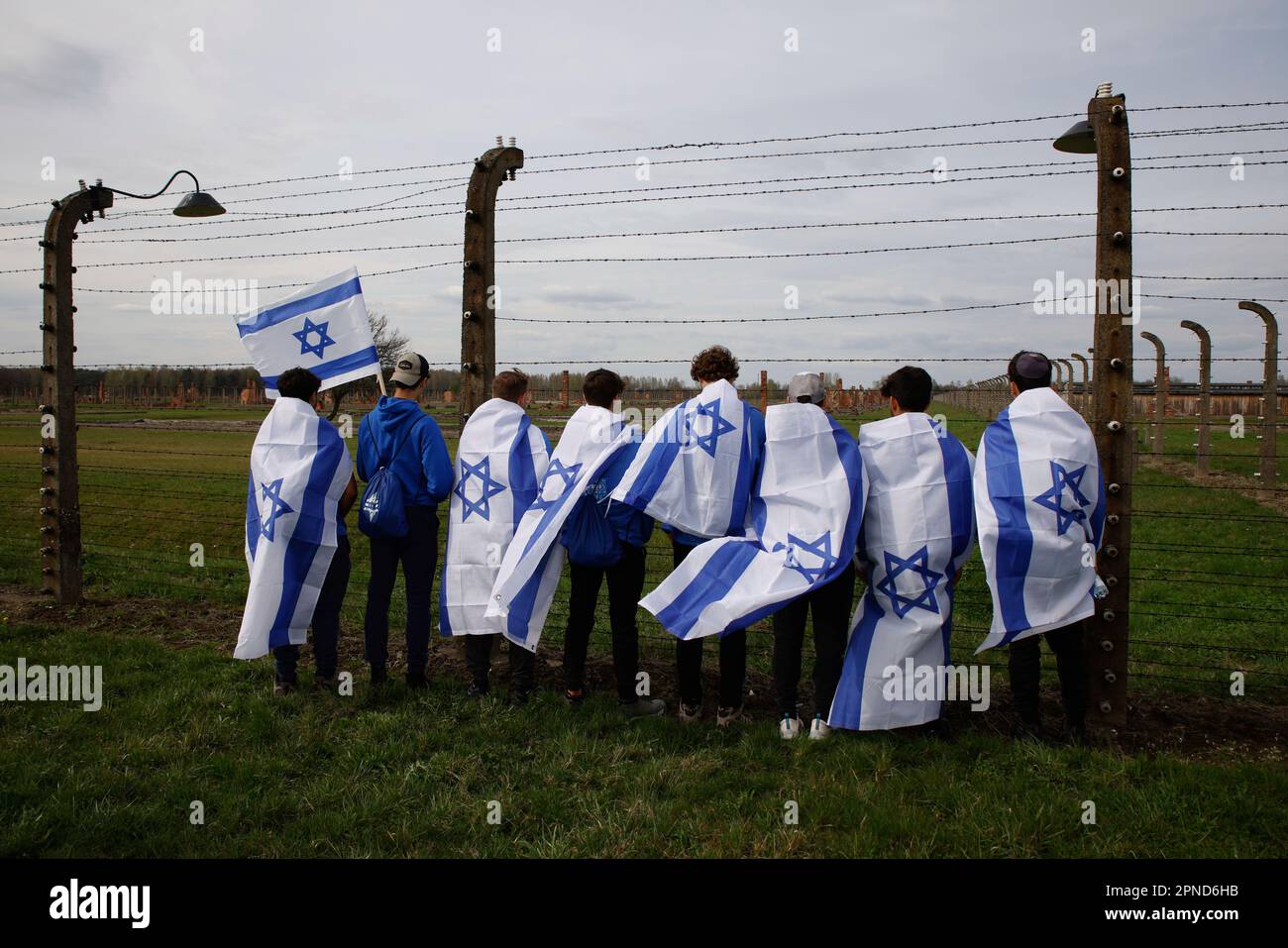 People participate in the annual 'March of the Living', a trek between two former Nazi-run death camps, in Oswiecim, Poland, Tuesday, April 18, 2023 to mourn victims of the Holocaust and celebrate the existence of the Jewish state. (AP Photo/Michal Dyjuk) Banque D'Images