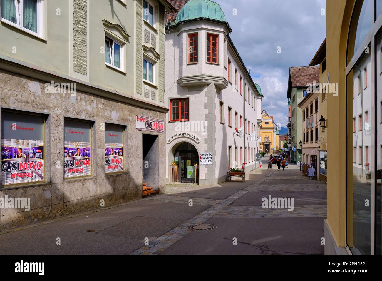 Structures de vente sur Bahnhofstrasse dans le centre-ville d'Immenstadt im Allgäu, Bavière, Allemagne, Europe. Banque D'Images