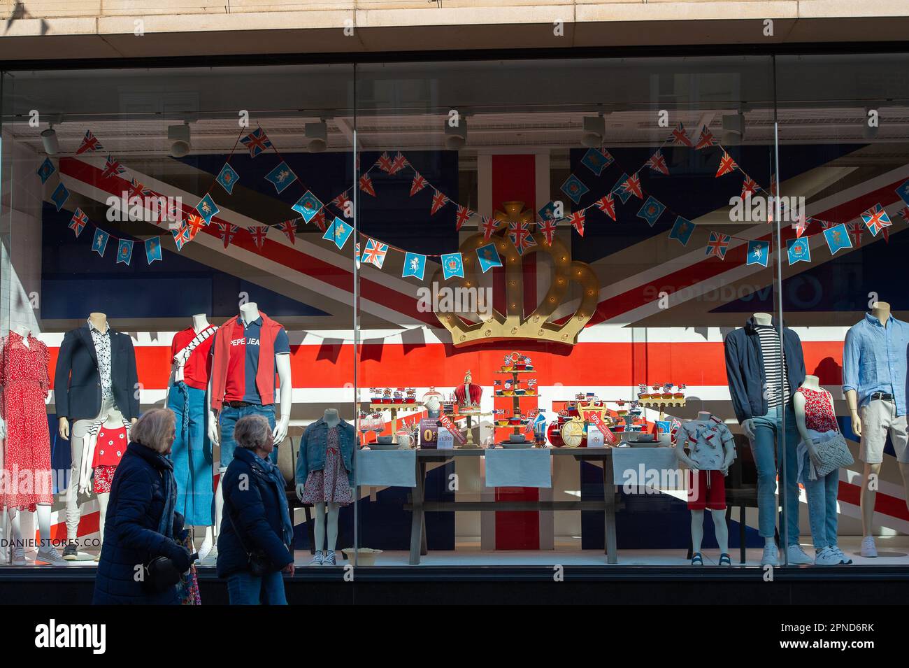 Windsor, Berkshire, Royaume-Uni. 18th avril 2023. Affiche dans le magasin Daniel Department. La ville de Windsor dans le Berkshire se prépare pour le couronnement du roi Charles III Les magasins vendent des cadeaux de banderole et de couronnement drapeau d'Union Jack. Un concert avec des étoiles aura lieu sur le terrain du château de Windsor le dimanche 7th mai 2023. Crédit : Maureen McLean/Alay Live News Banque D'Images