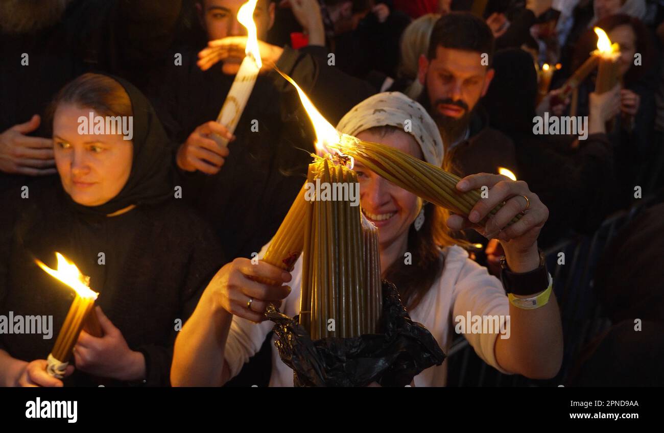 Les adorateurs chrétiens orthodoxes tiennent des bougies éclairées par un éclairage miraculeux de la bougie du Patriarche depuis la tombe de Jésus lors de la cérémonie du feu Saint dans l'Église du Saint-Sépulcre sur 15 avril 2023 à Jérusalem, en Israël. Le Saint-feu est décrit par les chrétiens orthodoxes comme un miracle qui se produit chaque année à l'Église du Saint-Sépulcre le samedi jour précédant les Pâques orthodoxes. Banque D'Images