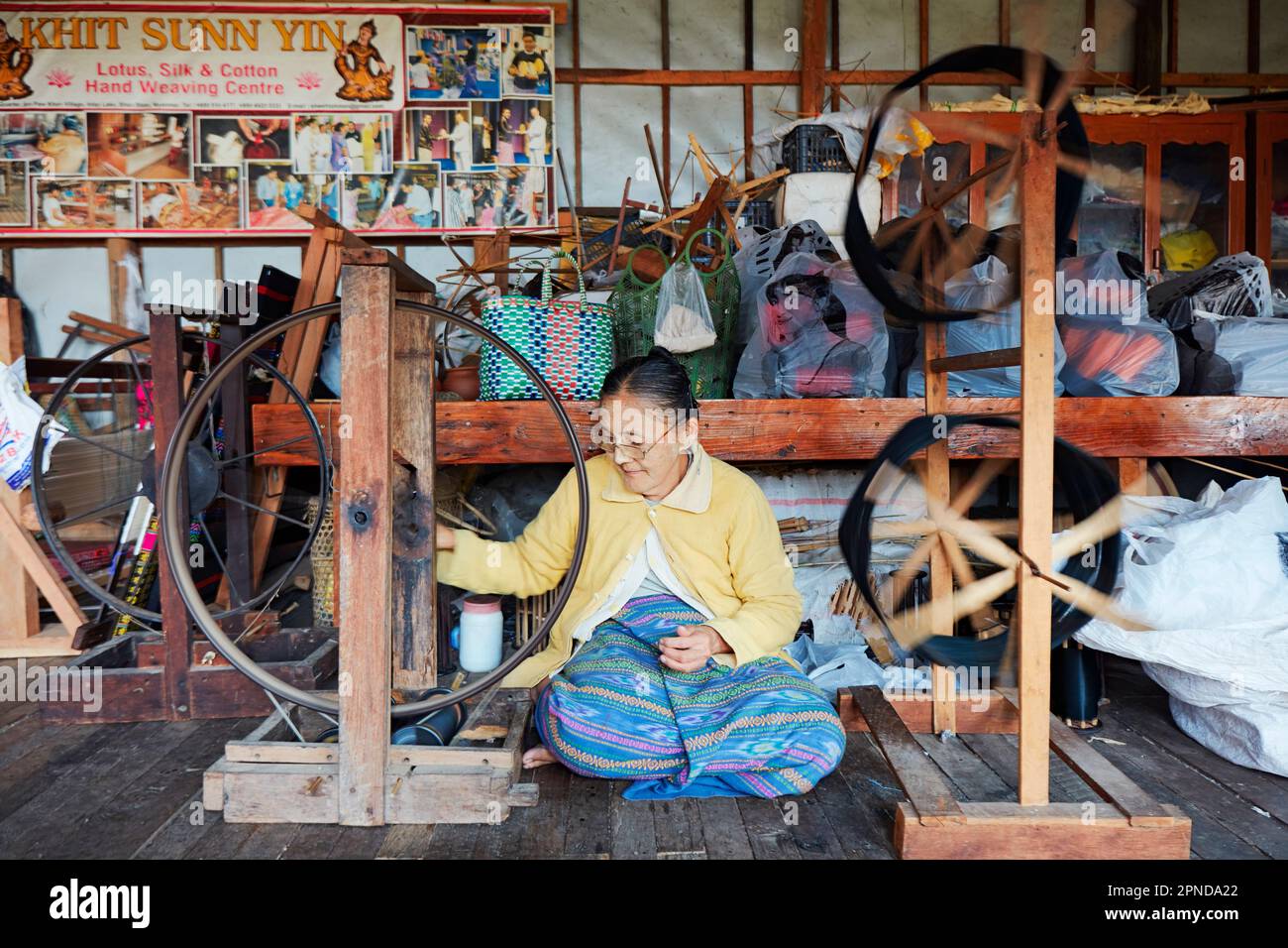 Tisserand de soie avec ses machines à Inle Lake, État de Shan, Myanmar. Banque D'Images