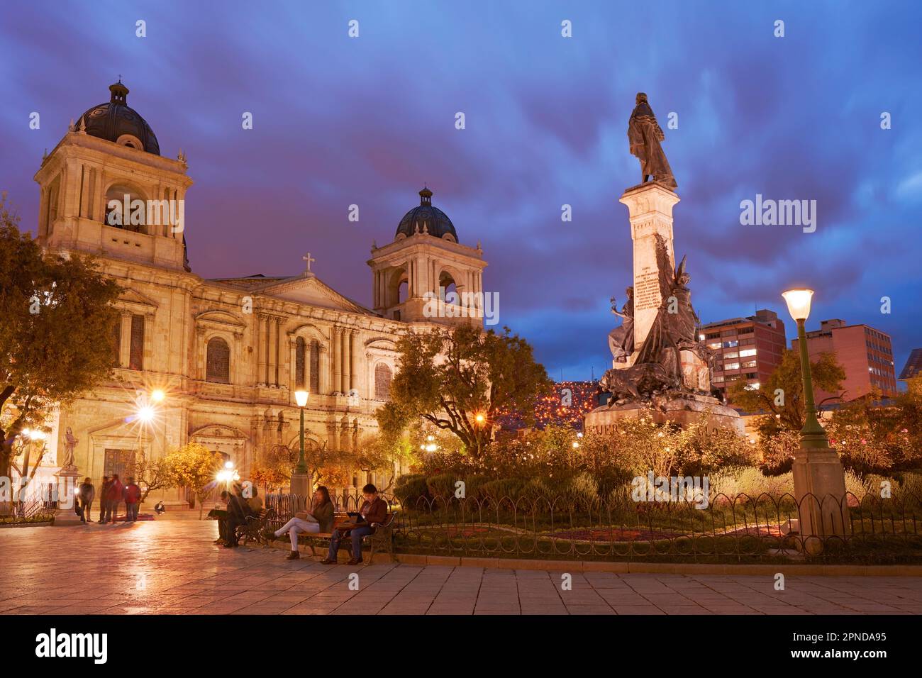 La façade fron de la basilique de la cathédrale 'notre Dame de la paix' sur la place Murillo au crépuscule, la Paz, Bolivie. Banque D'Images