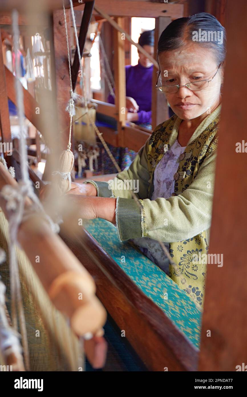 Portrait d'un tisserand de soie à Inle Lake, Myanmar. Banque D'Images