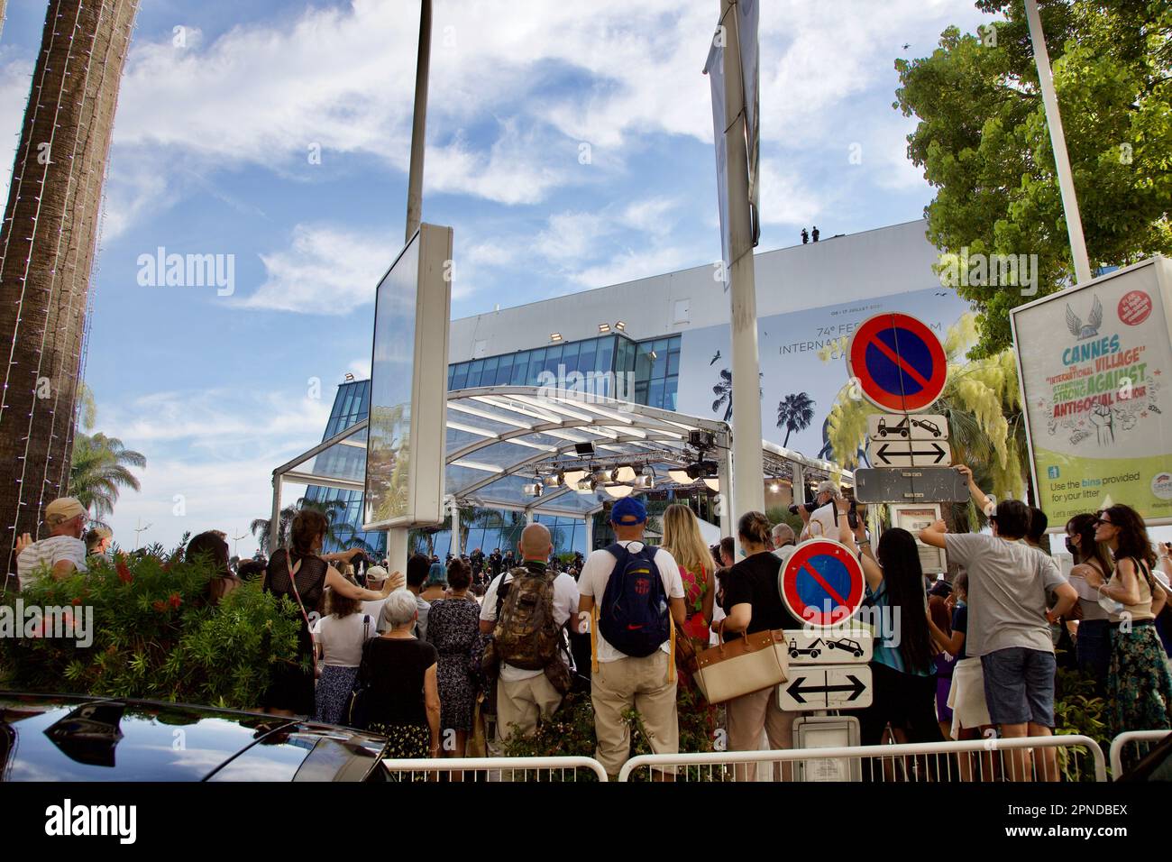 Médias et spectateurs à la cérémonie de clôture du Festival de film de Cannes 74th 2021 Banque D'Images