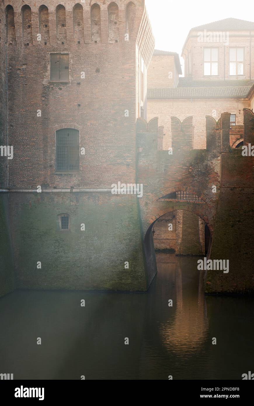Un rayon de lumière dans les eaux des douves de St. Château de Georges dans le fût historique de Mantova, Lombardie, Italie. Banque D'Images