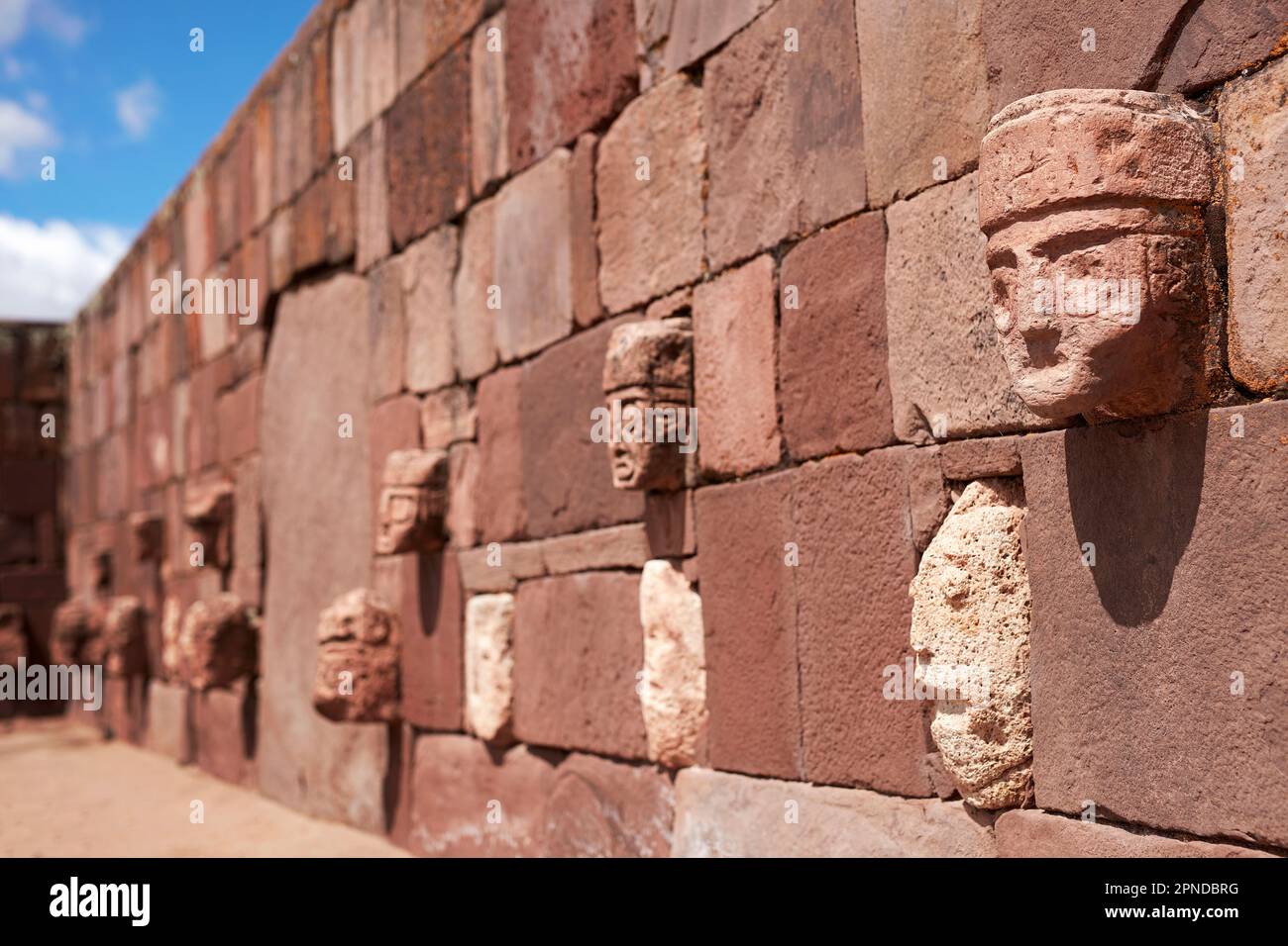 Têtes sculptées sur un mur à l'intérieur de Tiwanaku (espagnol : Tiahuanaco), près du lac Titicaca, Bolivie. L'un des plus grands sites archéologiques précolombiens. Banque D'Images