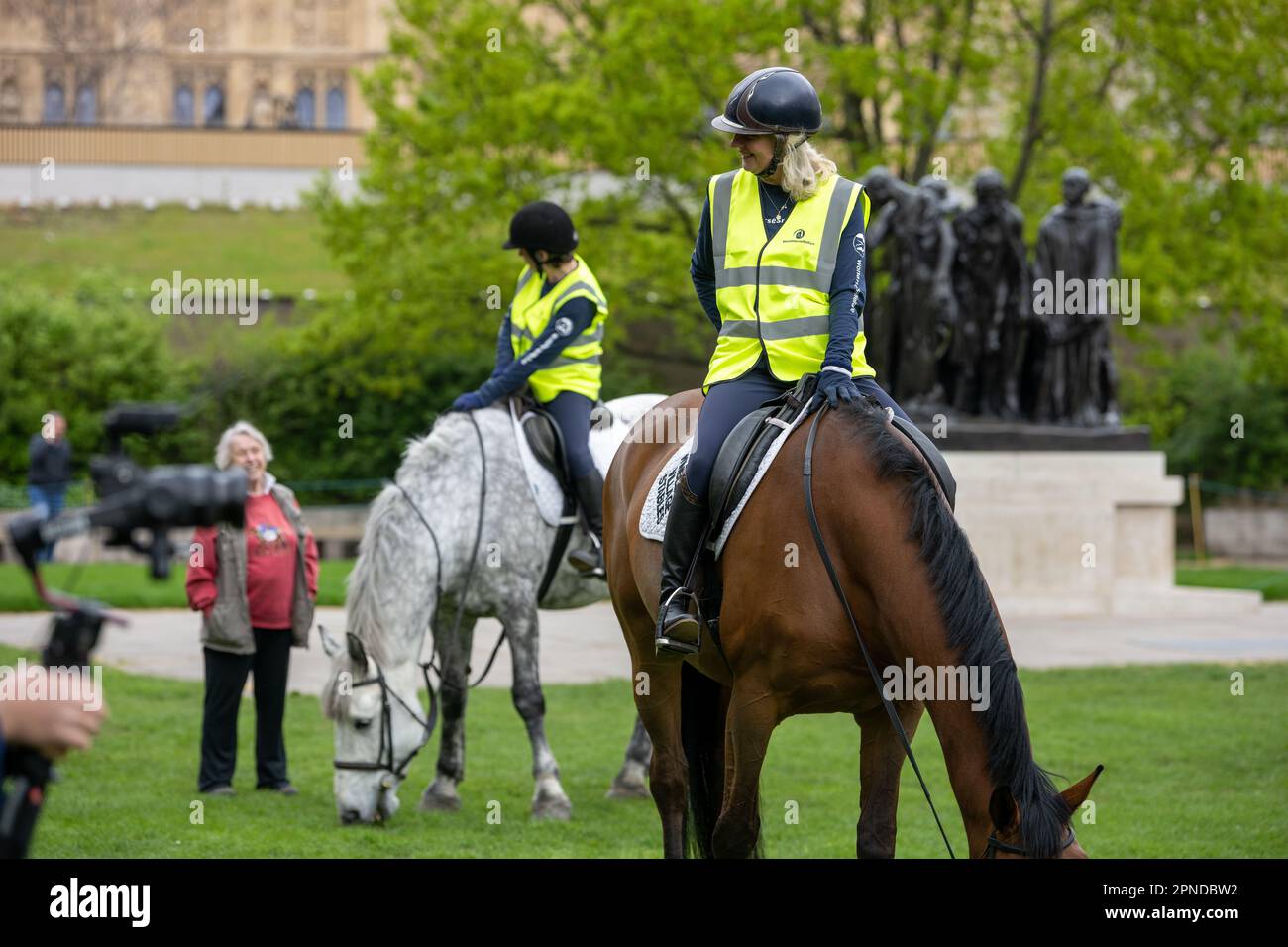 Londres, Royaume-Uni. 18th avril 2023. Dix chevaux, avec une escorte de l'unité montée de la police métropolitaine, étaient montés par des visages familiers du monde des chevaux et du divertissement à travers le coeur de la ville jusqu'au Parlement dans une tentative de faire passer le projet de loi sur les animaux gardés. La promenade, organisée par l'organisme de bienfaisance de bien-être équin World Horse Welfare, a vu les chevaux et leurs cavaliers - y compris le populaire influenceur équestre cette Esme et la légende équestre Jane Holderness-Roddam - traverser le centre de Londres en procession, flanqué par la police montée. Crédit : Ian Davidson/Alay Live News Banque D'Images