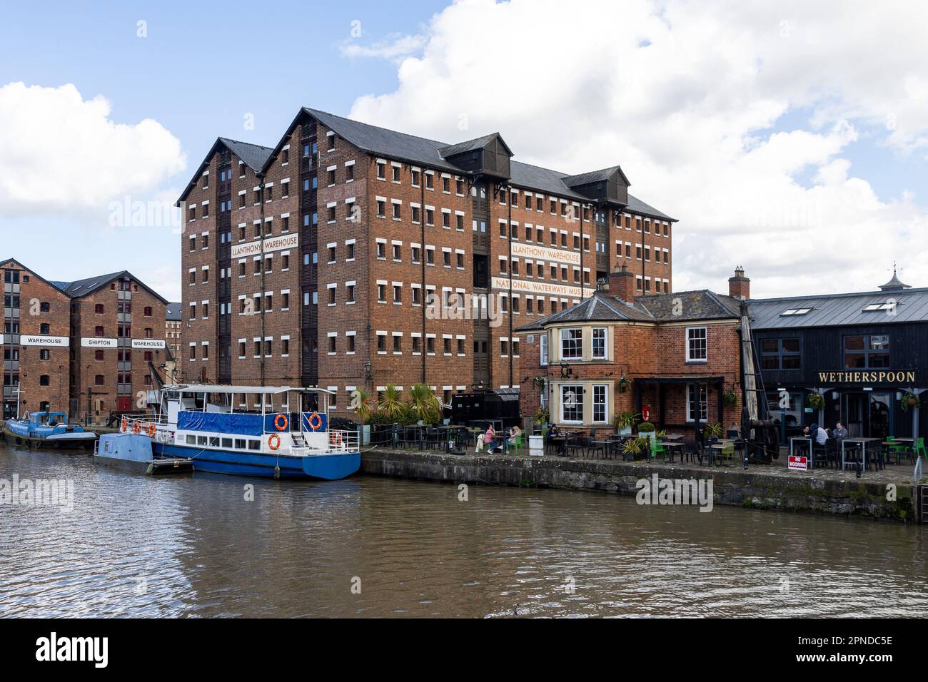 Gloucester, Royaume-Uni. 13th avril 2023. Les entrepôts de Llanthony et de Shipton sont illustrés aux côtés de la maison publique Lord High Constable of England, à Gloucester Docks. Llanthony Warehouse a été ouvert comme magasin de maïs en 1873 et abrite maintenant le Musée national des voies navigables de Gloucester. Shipton Warehouse est un entrepôt de classe II construit en 1833 pour le marchand de bois J.M. Shipton. Crédit : Mark Kerrison/Alamy Live News Banque D'Images