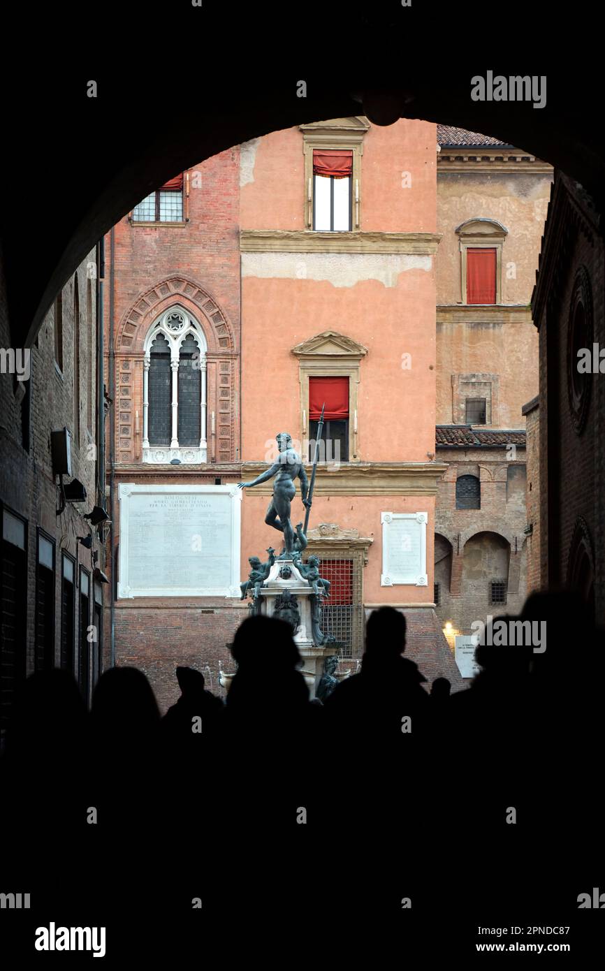 La 'Fontaine de Neptune' sur la 'Piazza del Nettuno' (à côté de 'Piazza Maggiore') dans le fût historique de Bologne, Emilie Romagne, Italie. Banque D'Images