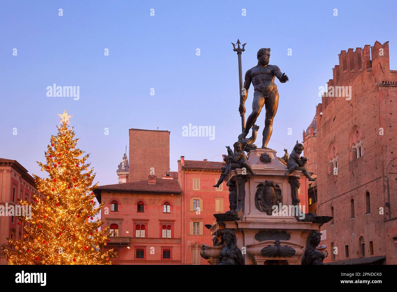 La 'Fontaine de Neptune' au crépuscule sur 'Piazza del Nettuno' à Noël dans le fût historique de Bologne, Emilie Romagne, Italie. Banque D'Images