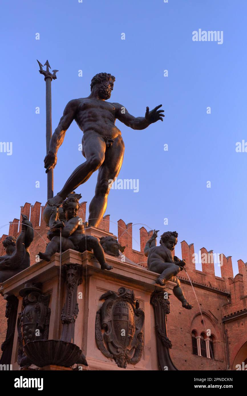 La 'Fontaine de Neptune' au crépuscule sur 'Piazza del Nettuno' (à côté de 'Piazza Maggiore') dans le fût historique de Bologne, Emilie Romagne, Italie. Banque D'Images