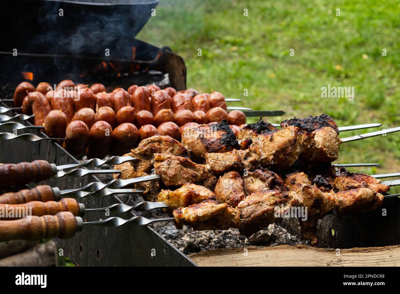 Shashlik mariné se préparant sur un barbecue au charbon de bois. Shashlik ou Shish kebab populaire en Europe de l'est. Shashlyk, la viande brochée était originaire Banque D'Images