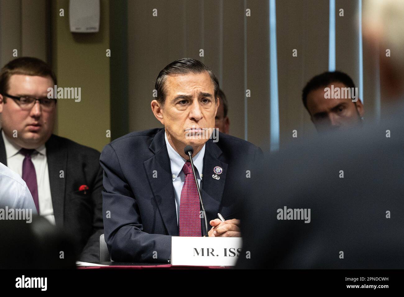 New York, États-Unis. 17th avril 2023. Le congressiste Darrell Issa (R) assiste à l'audience sur le terrain de la Commission judiciaire de la Chambre sur les crimes violents commis à New York dans le bâtiment fédéral Javits (photo de Lev Radin/Pacific Press) Credit: Pacific Press Media production Corp./Alay Live News Banque D'Images