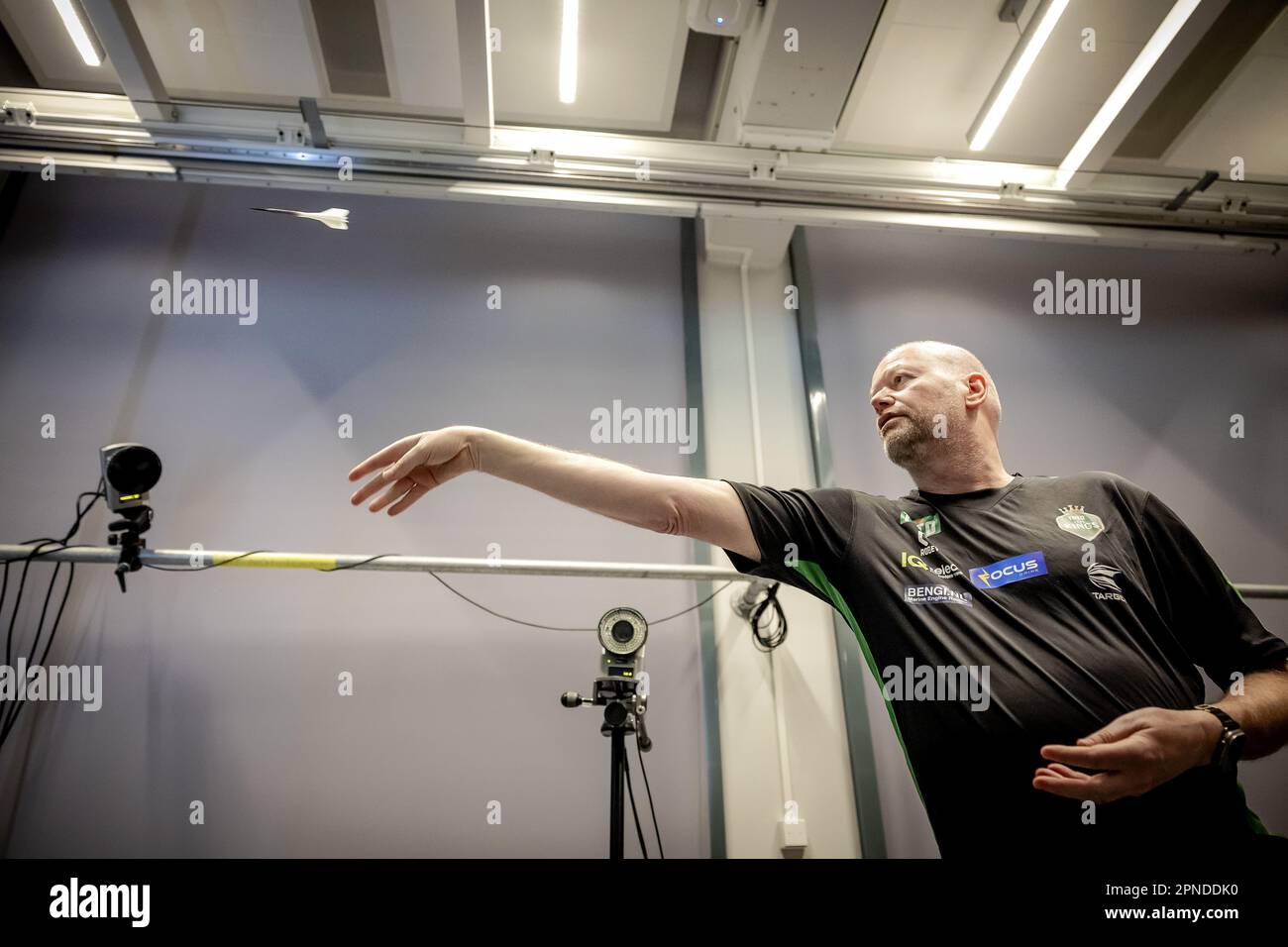 DELFT - Raymond van Barneveld lors d'un test d'un nouveau dart développé par des chercheurs de tu Delft. Selon les chercheurs, il s'agit d'une dart qui est presque 50 pour cent plus précise qu'une dart classique. ANP ROBIN VAN LONKHUIJSEN pays-bas sortie - belgique sortie Banque D'Images