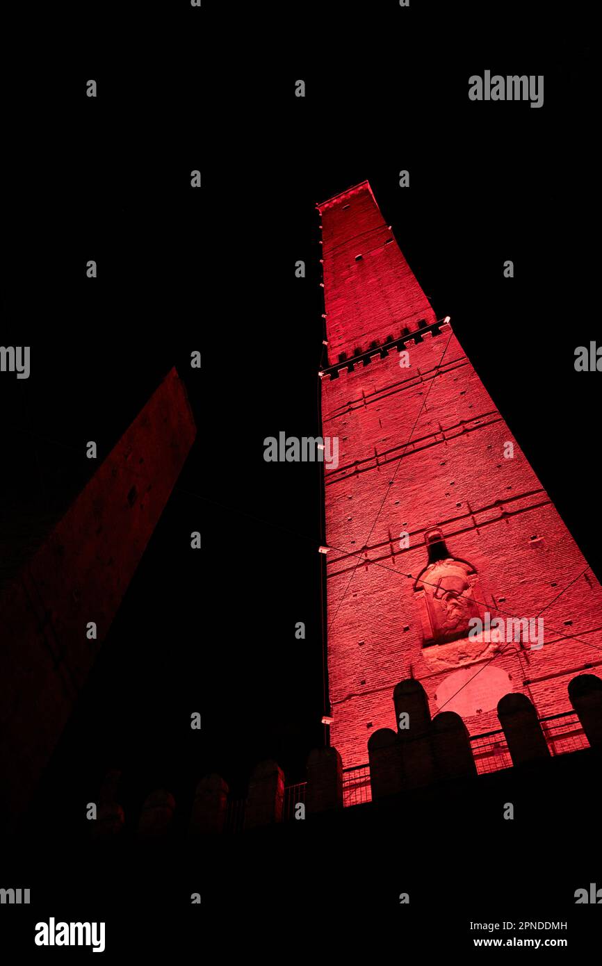 Les tours médiévales 'Garisenda et Asinelli' illuminées la nuit pendant la période de Noël dans le fût historique de Bologne, Emilie Romagne, Italie. Banque D'Images