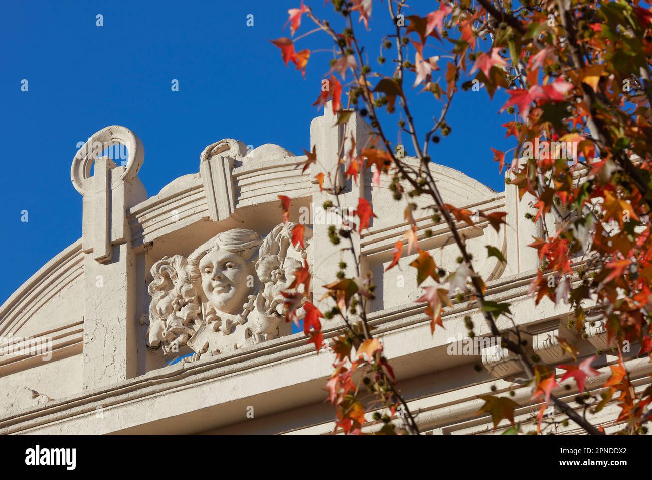 Détail d'un bâtiment dans le style de l'architecture coloniale Art Nouveau en automne, quartier de Palerme, Buenos Aires, Argentine. Banque D'Images