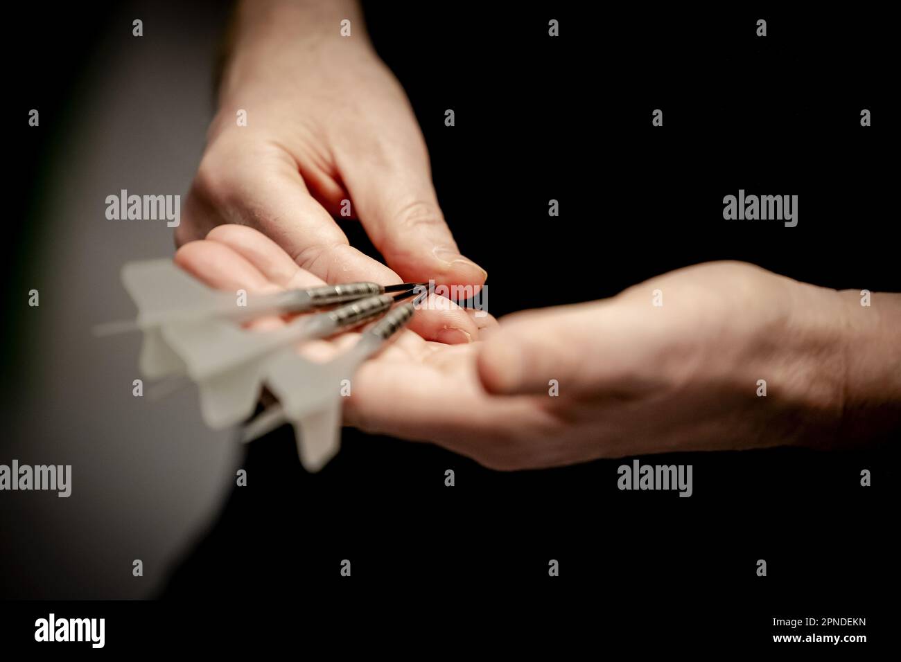 DELFT - Raymond van Barneveld lors d'un test d'un nouveau dart développé par des chercheurs de tu Delft. Selon les chercheurs, il s'agit d'une dart qui est presque 50 pour cent plus précise qu'une dart classique. ANP ROBIN VAN LONKHUIJSEN Banque D'Images