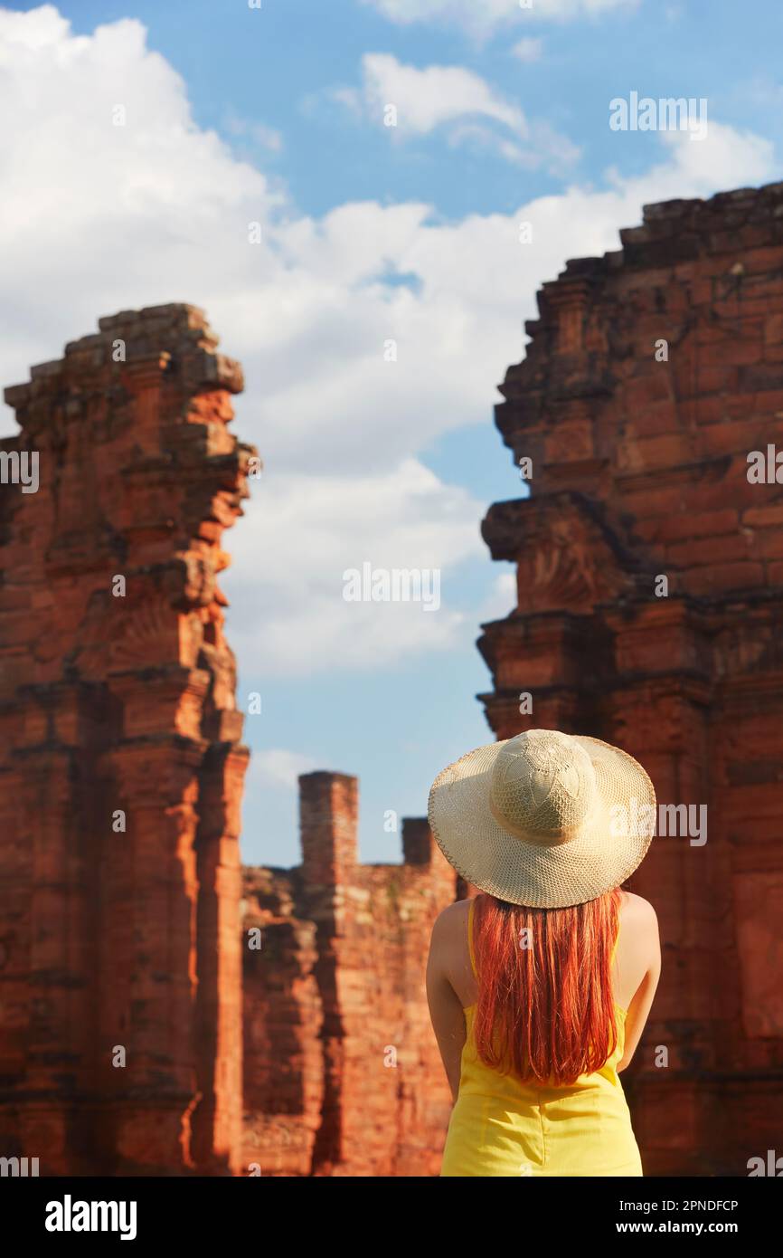 Une fille avec un chapeau à l'intérieur des mini ruines de San Ignacio, Misiones, Argentine. Banque D'Images
