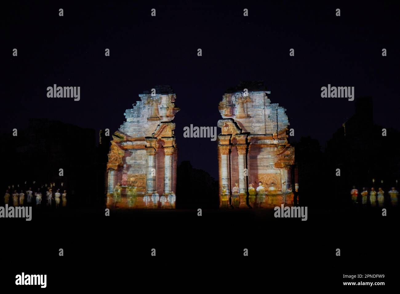 La porte de l'église des ruines de la mission jésuite de San Ignacio illuminée la nuit, Misiones, Argentine. Banque D'Images