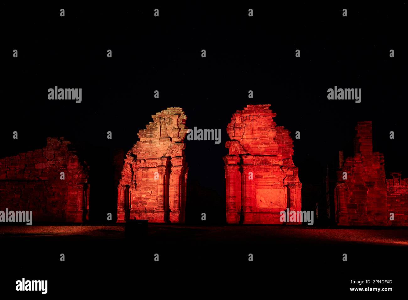 Nuit étoilée à l'intérieur des ruines de San Ignacio Mini, Misiones, Argentine. Banque D'Images