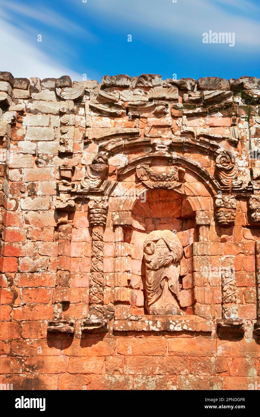 Détail d'une sculpture à l'intérieur des ruines des missions jésuites de 'la Santísima Trinidad de Paraná', Itapúa, Paraguay. Banque D'Images
