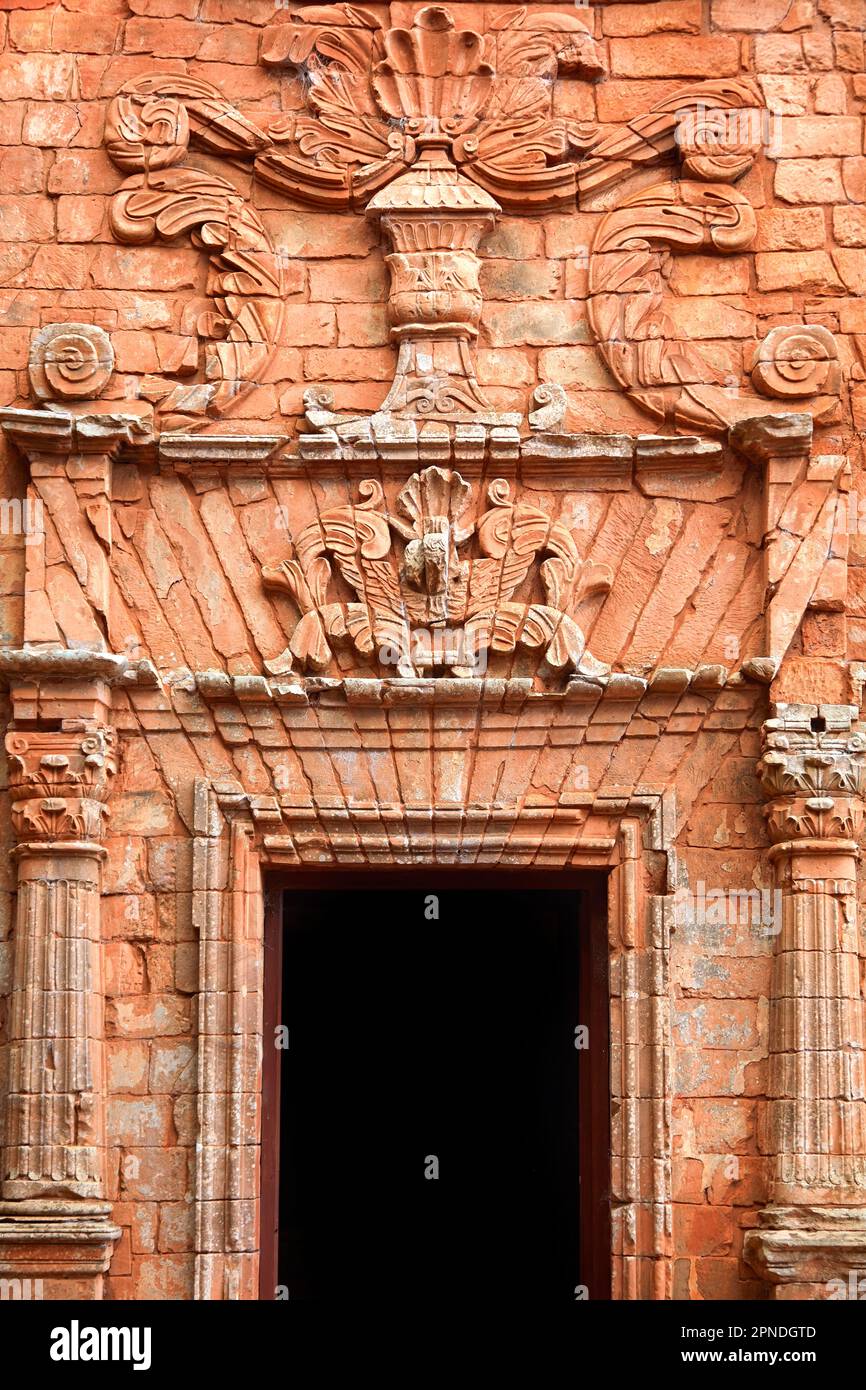 Détail d'une porte avec des sculptures à l'intérieur des missions jésuites de 'la Santísima Trinidad de Paraná', Itapúa, Paraguay. Banque D'Images