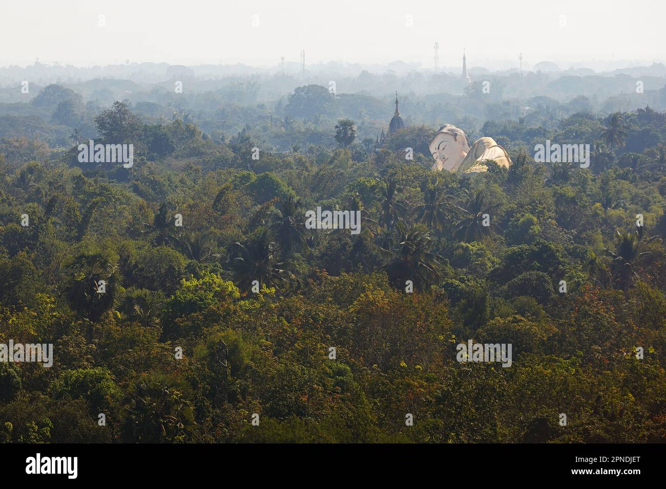 Le Bouddha couché de Mya Tha Lyaung à Bago, Myanmar. Banque D'Images